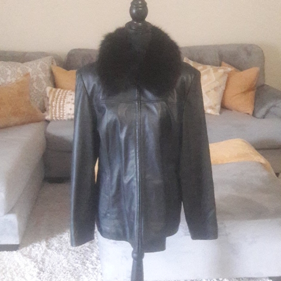 Ladies coat - Picture 1 of 16